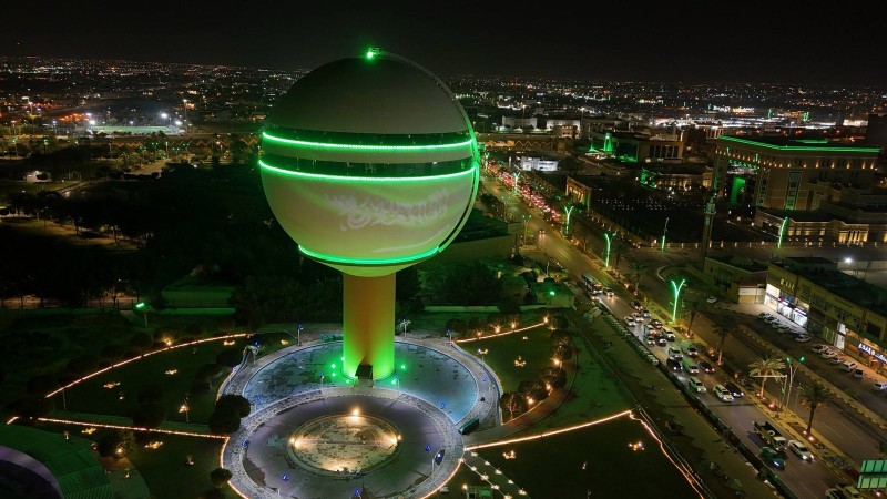 بريدة تتزين باللون الأخضر احتفالاً بيوم العلم