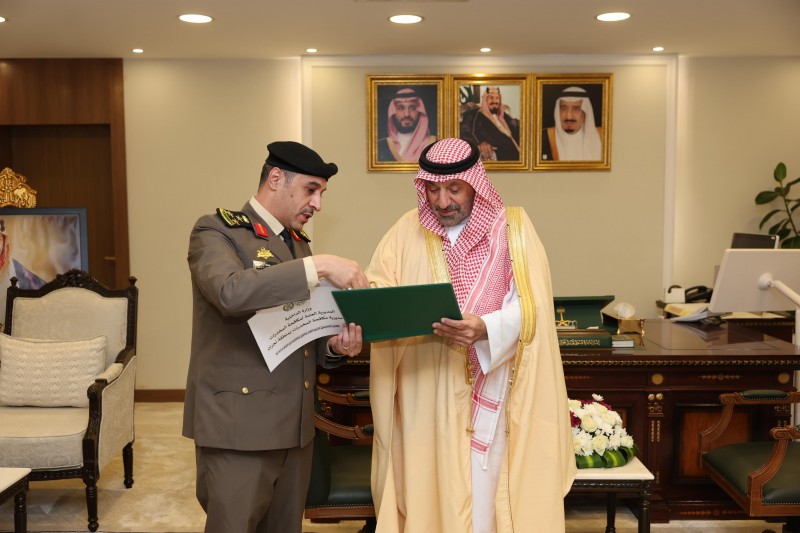 أمير نجران يتسلّم تقريرًا عن جهود مكافحة المخدرات ويشيد بتضحيات رجالها