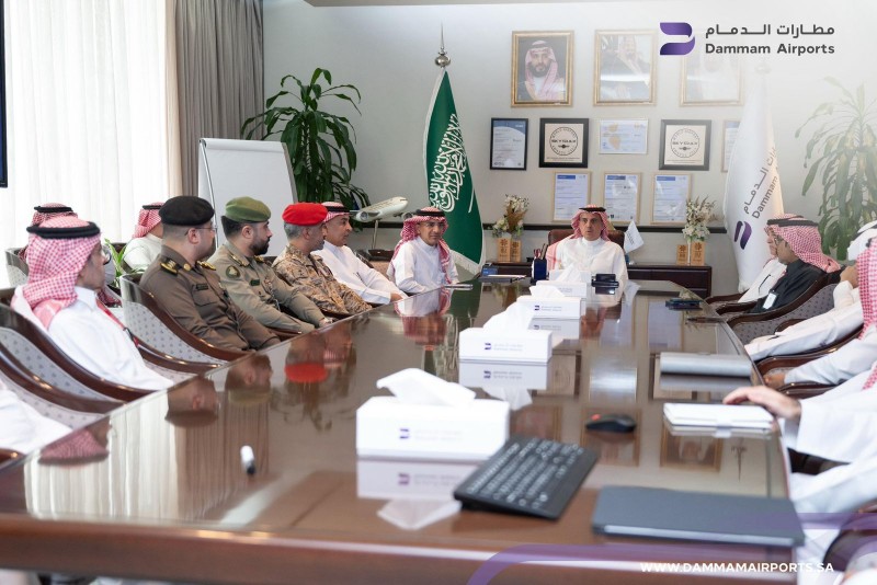 رئيس مجلس مديري مطارات الدمام يتفقد سير العمل في مطار الملك فهد الدولي