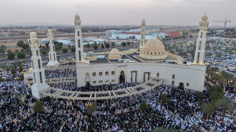 لقطات جوية لجامع الوالدين في مدينة تبوك خلال تأدية صلاة عيد الفطر  المبارك