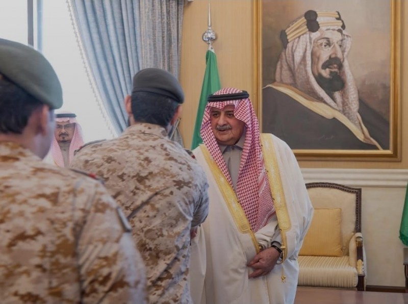 أمير منطقة تبوك يستقبل المهنئين بعيد الفطر