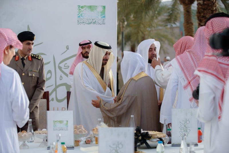 محافظ عنيزة يشرف معايدة بلدية المحافظة بعيد الفطر