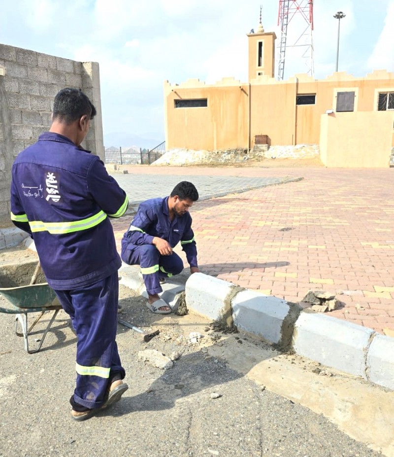 بلدية بحر أبو سكينة تنهي أعمال صيانة الأرصفة لتحسين المشهد الحضري