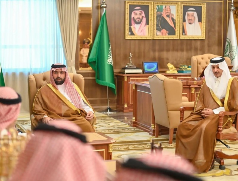 أمير جازان يستقبل المهنئين بعيد الفطر في ديوان الإمارة أمير جازان يستقبل المهنئين بعيد الفطر في ديوان الإمارة