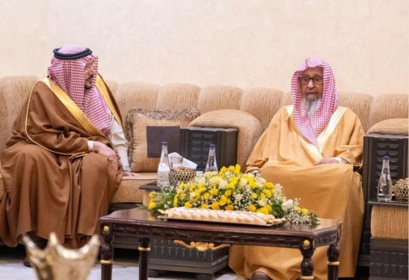 أمير القصيم يهنئ مفتي المملكة بعيد الفطر المبارك