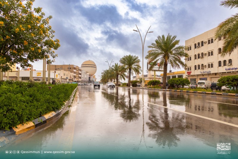 أمانة القصيم تواصل أعمالها خلال الحالة المطرية