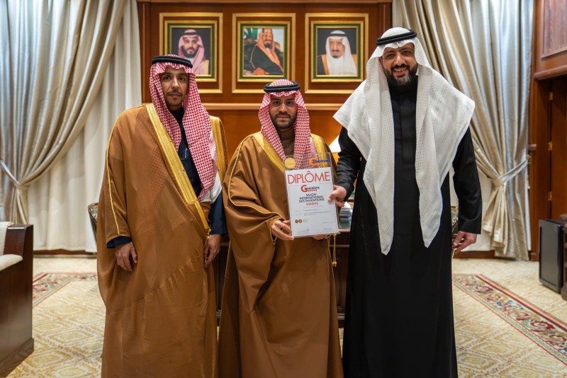 نائب أمير حائل يستقبل الدكتور أحمد الملق بعد حصوله على الميدالية الذهبية