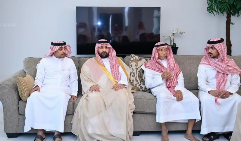 أمير جازان يواسي مدير الاتصالات بالمنطقة في وفاة نجله