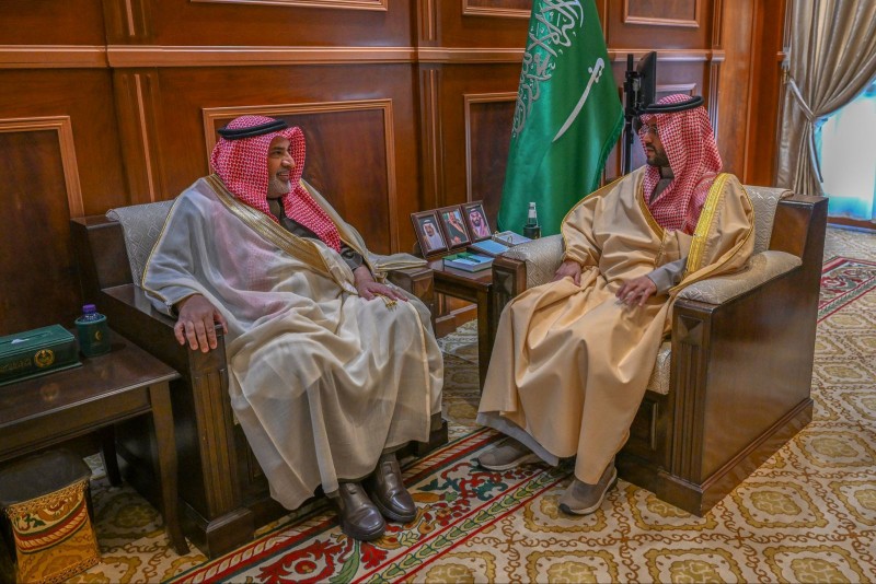 نائب أمير حائل يستعرض مؤشرات أداء فرع هيئة الهلال الأحمر بالمنطقة