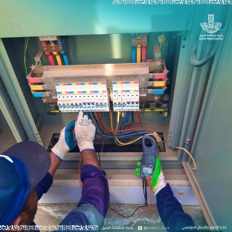 أعمال صيانة شاملة لإنارة الشوارع واستجابة فورية لبلاغات الطوارئ عبر 940