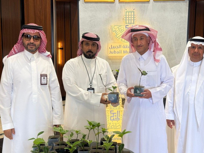 بلدية الجبيل توزّع شتلات على منسوبيها تزامناً مع مبادرة السعودية الخضراء