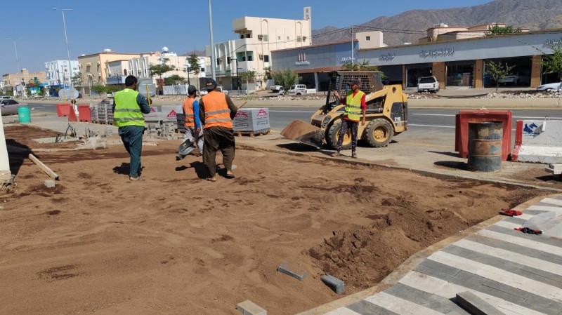 بلدية بحر أبو سكينة تواصل أعمال الأنسنة في الشارع العام