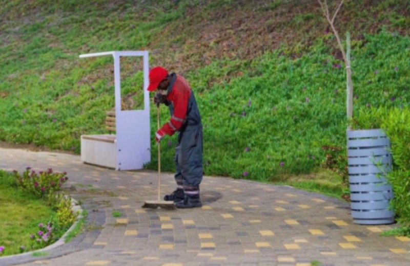 أمانة الباحة تواصل أعمال تحسين نظافة المنتزهات والحدائق أمانة الباحة تواصل أعمال تحسين نظافة المنتزهات والحدائق