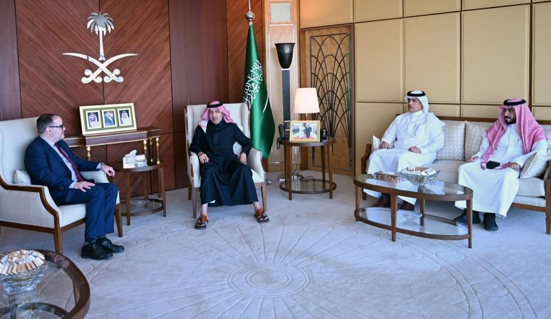 سفير المملكة لدى مصر يلتقي مدير شؤون الأونروا الإقليمي سفير المملكة لدى مصر يلتقي مدير شؤون الأونروا الإقليمي