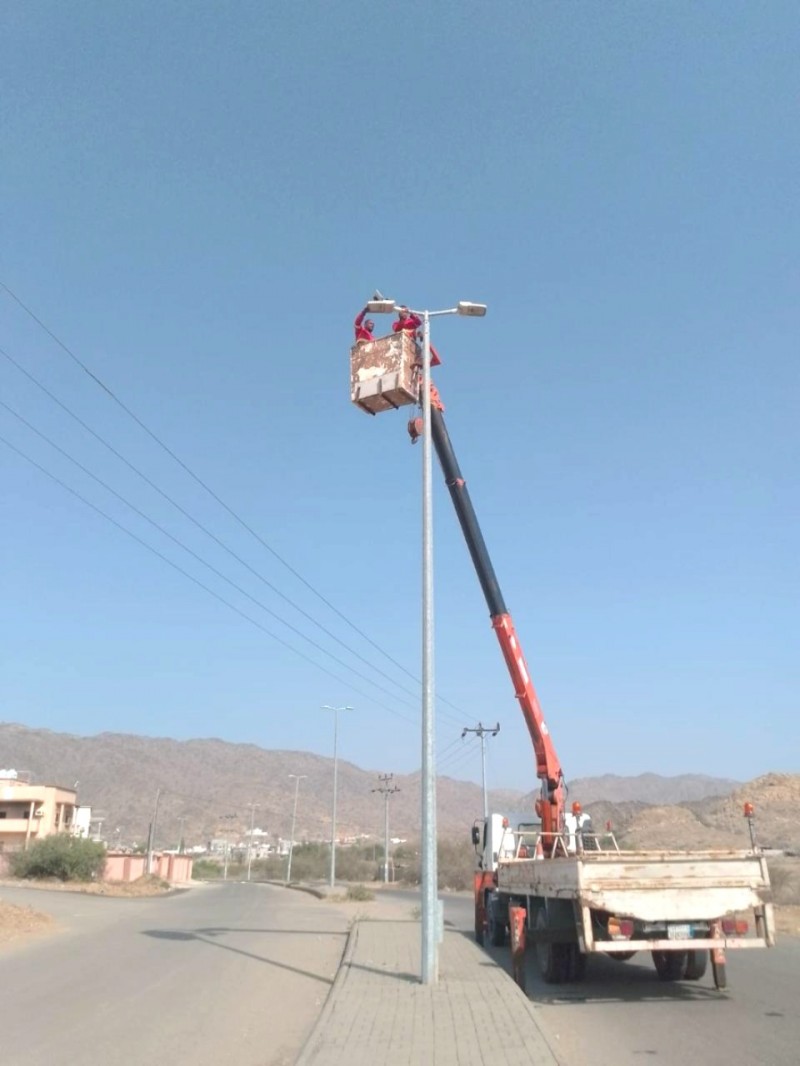 بلدية بحر أبو سكينة تواصل صيانة أعمدة الإنارة