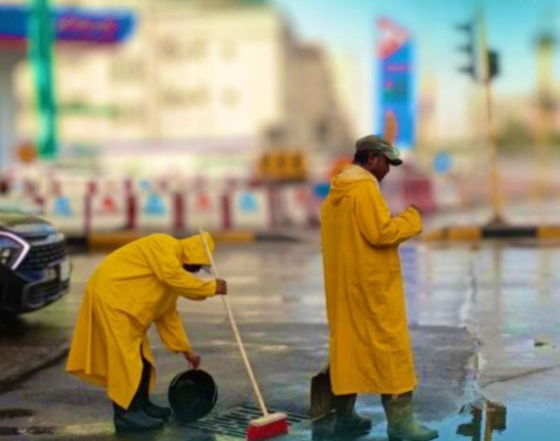 فرق الأمطار تباشر أعمالها الميدانية في الجبيل