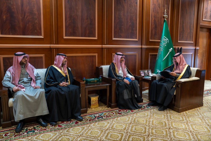 نائب أمير حائل يستقبل مدير فرع بنك التنمية الاجتماعية بالمنطقة
