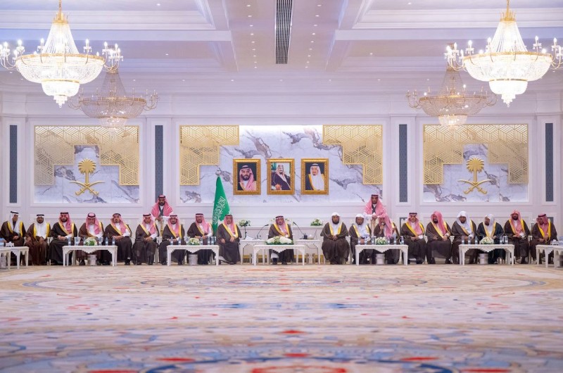 أمير القصيم يلتقي الأهالي ويؤكد أهمية وعي المواطن في ترسيخ الأمن