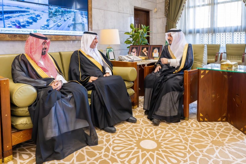 أمير الرياض يطّلع على جهود هيئة الإذاعة والتلفزيون ويشيد بالدور الإعلامي