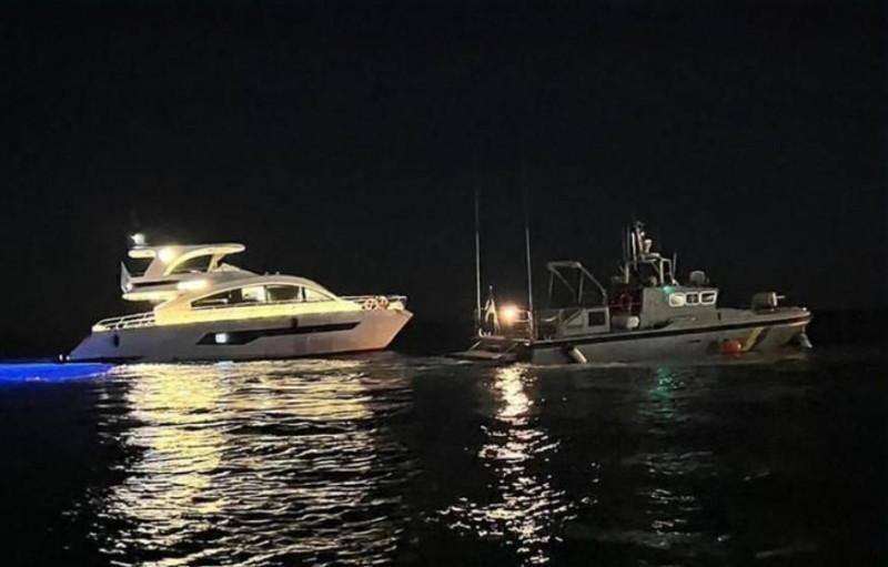 حرس الحدود بتبوك ينقذ مواطناً تعطلت واسطته البحرية في عرض البحر