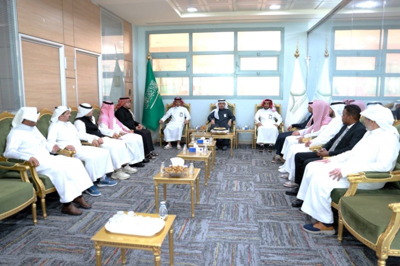 رئيس جامعة الحدود الشمالية يتفقد عمادة القبول والتسجيل