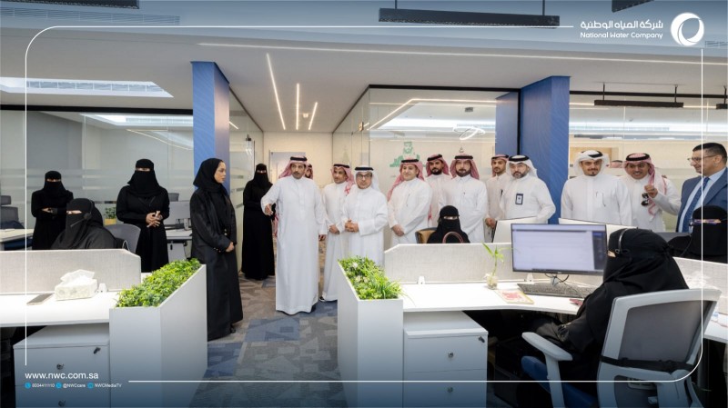 الرئيس التنفيذي لشركة المياه الوطنية يتفقد مركز التفاعلات غير الصوتية
