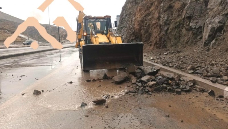 جهود لمعالجة تجمعات الأمطار وفتح الطرق في ظهران الجنوب جهود لمعالجة تجمعات الأمطار وفتح الطرق في ظهران الجنوب