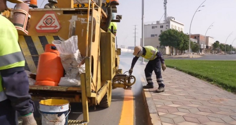 أعمال دهانات حرارية لتعزيز السلامة المرورية بنجران أعمال دهانات حرارية لتعزيز السلامة المرورية بنجران