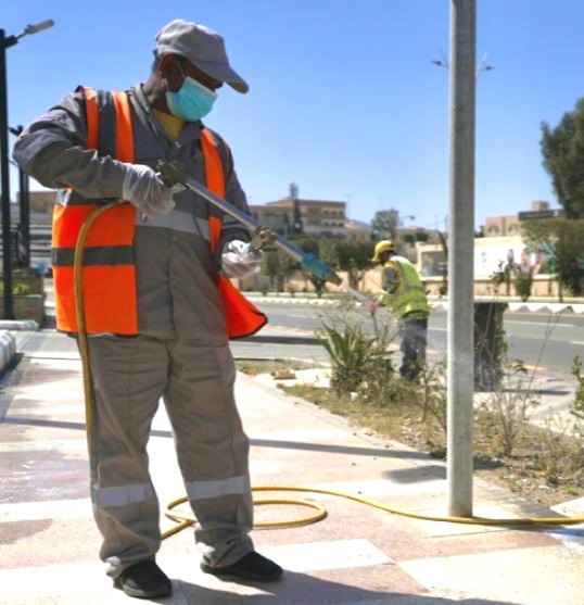 أمانة الباحة تنفّذ أعمال تعقيم موسّعة في المواقع العامة