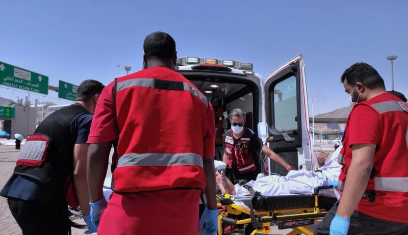 الهلال الأحمر ينقذ حياة مقيم بعد توقف قلبه المفاجئ بجدة