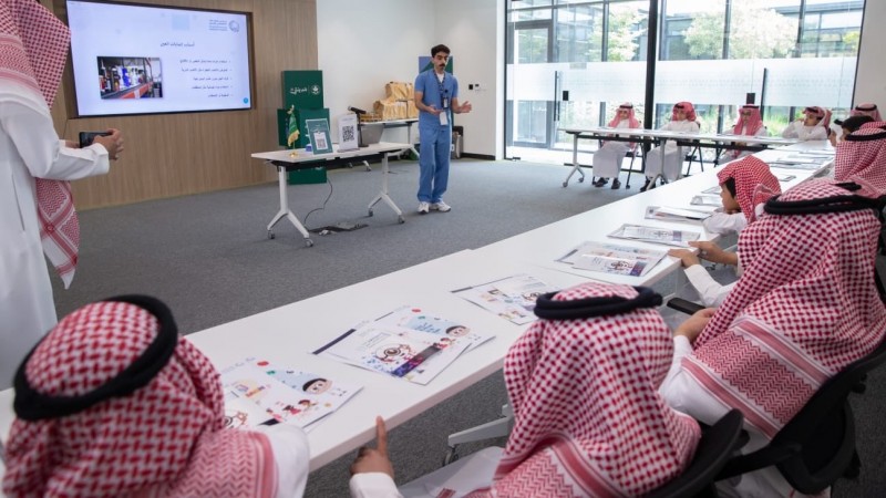 مستشفى الملك خالد التخصصي للعيون يقدّم محاضرة توعوية للأطفال