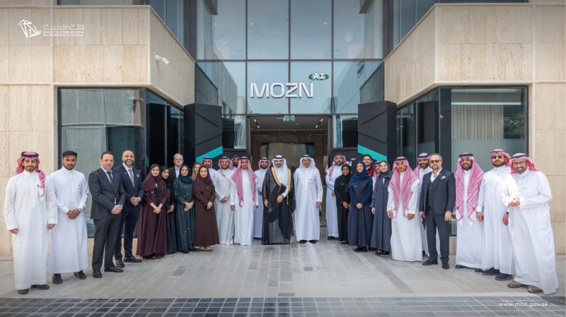 وزير الاتصالات يزور شركة مُزن ويشيد بحلولها في الذكاء الاصطناعي