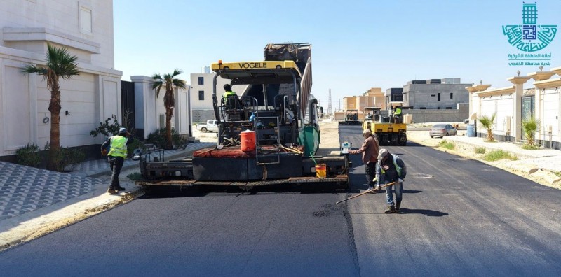 بلدية الخفجي تواصل أعمال سفلتة حي الشاطئ