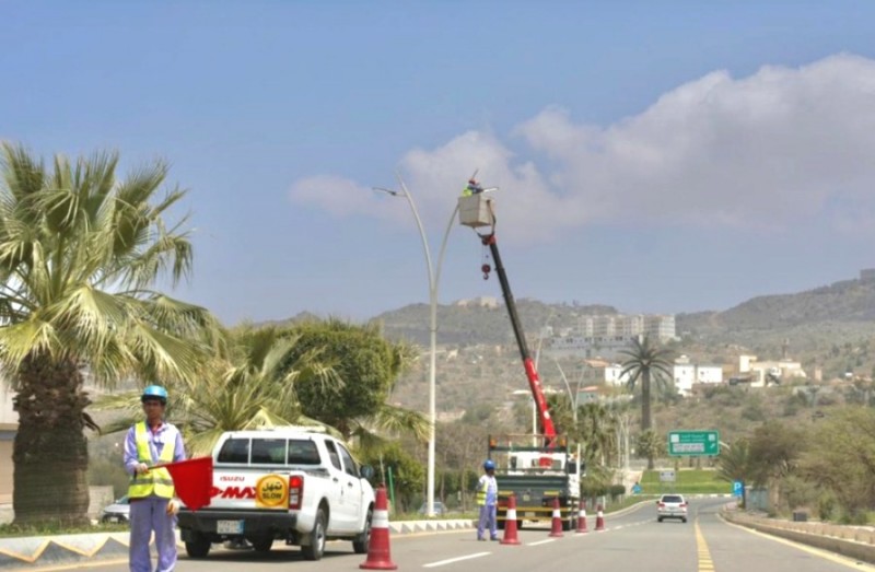 أمانة الباحة تعزز السلامة والجودة عبر صيانة شبكة الإنارة أمانة الباحة تعزز السلامة والجودة عبر صيانة شبكة الإنارة