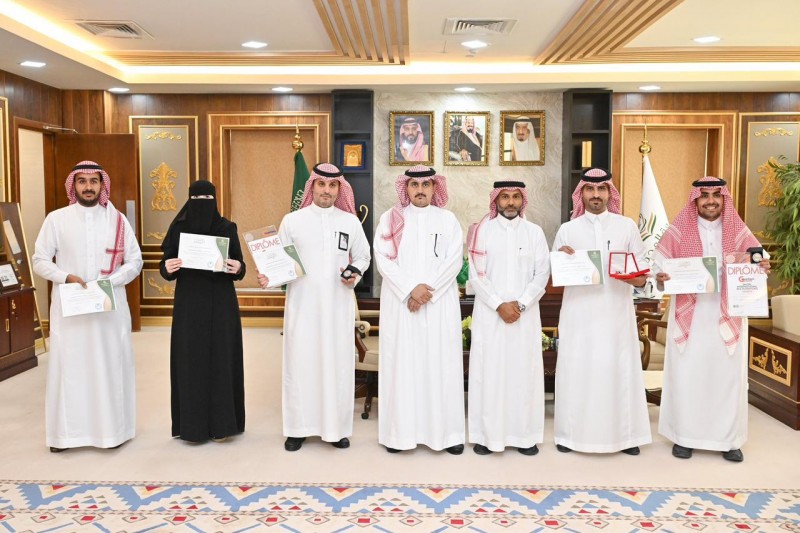 رئيس جامعة المجمعة يستقبل فريق الجامعة المشارك في معرض جنيف الدولي 2026