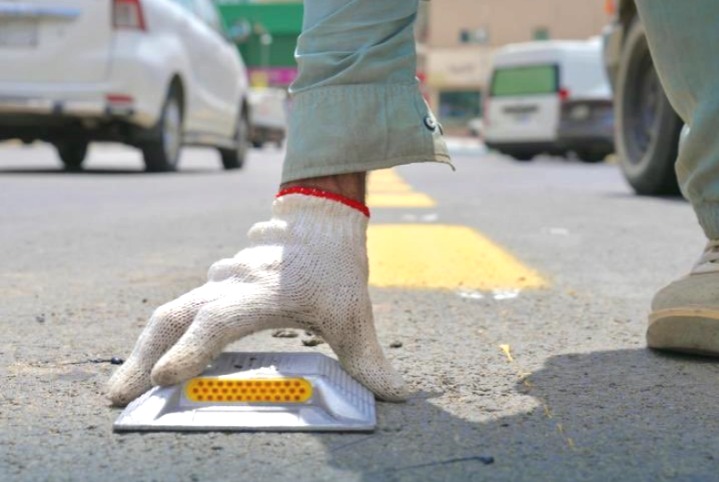 أمانة الباحة تعزز السلامة المرورية بالعواكس الأرضية