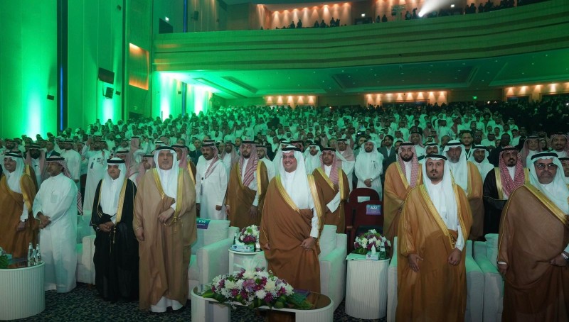 طلاب جامعة الملك فيصل يرددون النشيد الوطني في افتتاح مؤتمر الحوسبة وذكاء الآلة