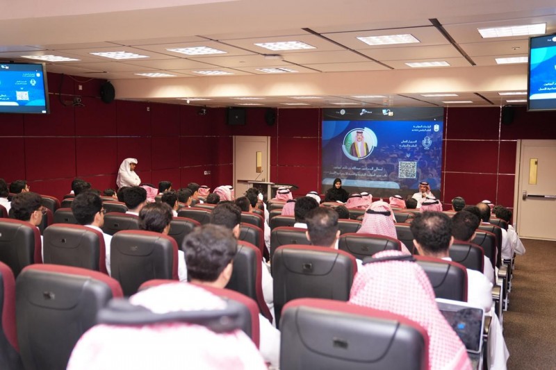 نائب وزير الموارد البشرية يشارك في جلسة بجامعة الملك سعود حول وظائف المستقبل