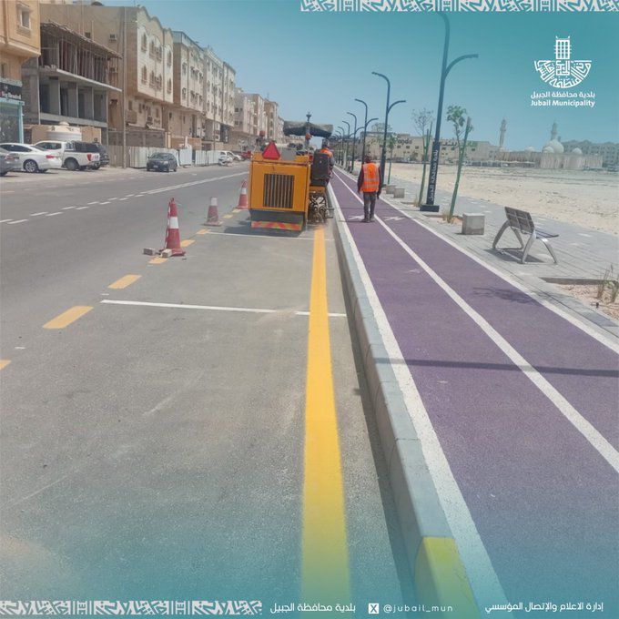 بلدية الجبيل تواصل تطوير ممشى المرقاب بأعمال دهانات جديدة