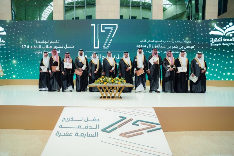 رئيس جامعة شقراء يكرم الطلبة الأوائل