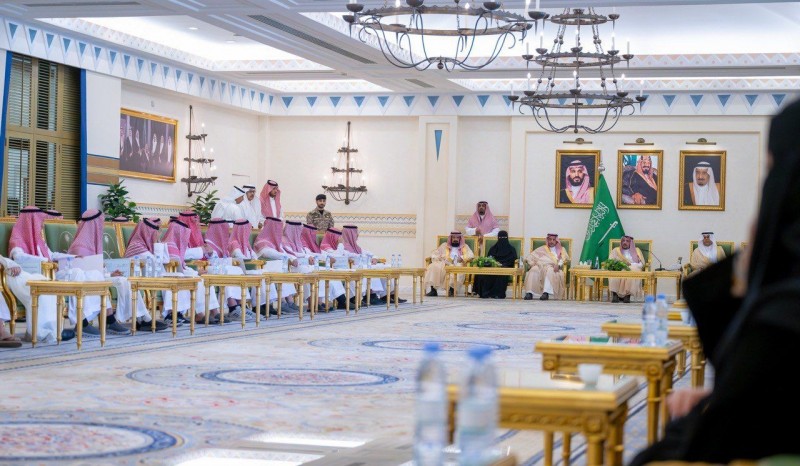 أمير القصيم يكرّم 38 طالبًا وطالبة بجائزة منافس