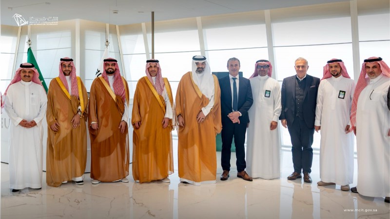 وزير الاتصالات يطّلع على تقدم الخطط نحو الريادة في الذكاء الاصطناعي