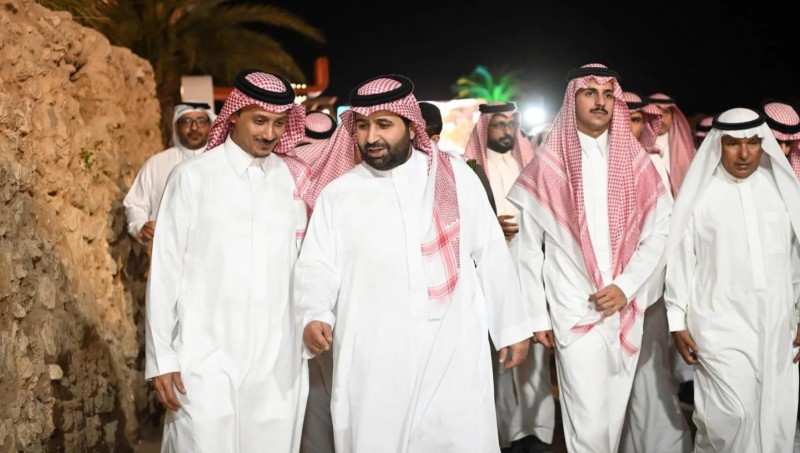 أمير جازان يطّلع على الموروث البحري في معرض الحريد واللؤلؤ بفرسان
