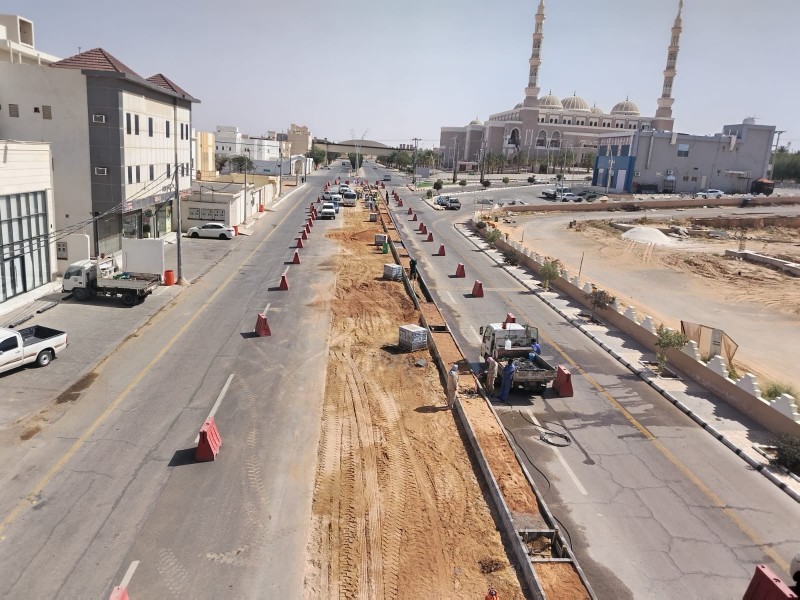 بلدية عيون الجواء تواصل توسعة طريق الملك فهد