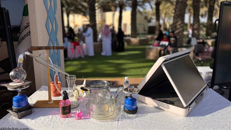 طلبة تعليم الطائف ينفذون تجربة تقطير الورد ورسمه بالواقع الافتراضي أمام الزوار