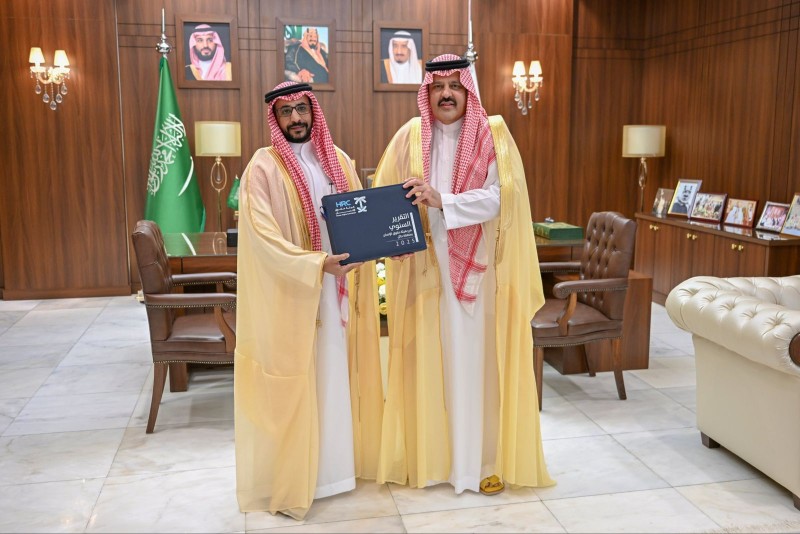 أمير حائل يتسلم تقرير فرع هيئة حقوق الإنسان لعام 2025