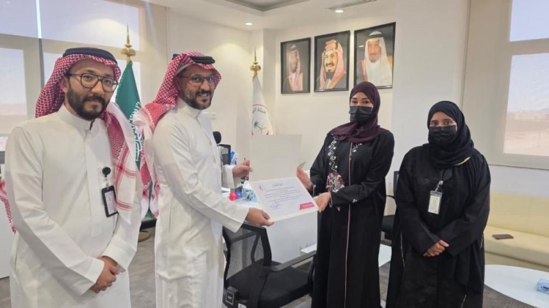 تكريم مواطنة أنقذت طفلة بمسجد قباء