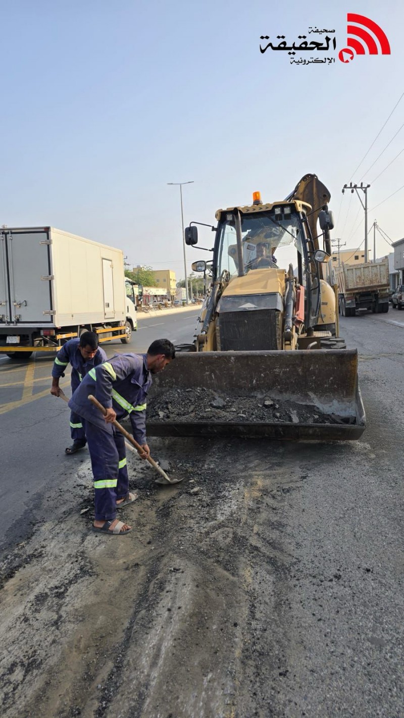 بلدية بحر أبو سكينة تواصل أعمال صيانة ومعالجة الحفر في الطرق