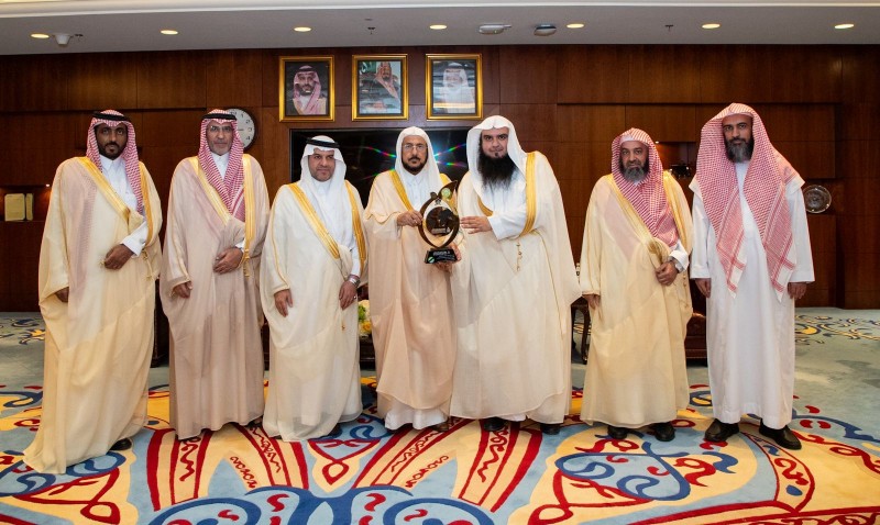 وزير الشؤون الإسلامية يتسلّم درع الشخصية العالمية المؤثرة في خدمة القرآن الكريم 2026 وزير الشؤون الإسلامية يتسلّم درع الشخصية العالمية المؤثرة في خدمة القرآن الكريم 2026