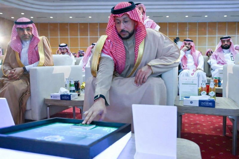 نائب أمير منطقة عسير  يدشن تقرير أسمنت الجنوب بإنجاز عالمي مميز